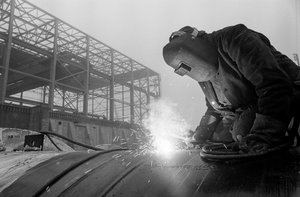 Schweißer verwendet Acetylenbrenner zum Schweißen von Industrie-Rohren auf der Baustelle bei den Hanford-Operationen