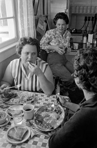 Frauen unterhalten sich beim Frühstück in einem Diner in Oregon