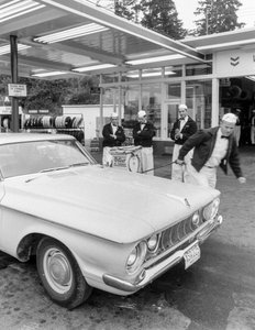 Junge Männer werden an einer Chevron-Tankstelle zu Tankwarten ausgebildet