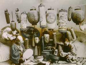 Porträt eines japanischen Laternen- und Sonnenschirmmachers, um 1900 - 1915
