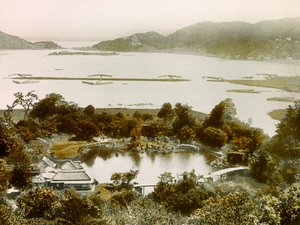 Blick auf den Rakurakuen-Garten, in der Nähe des Biwa-Sees, um 1900 - 1915