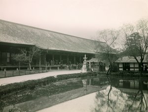 Blick auf den Sanjusangen-do-Buddhistischen Tempel, Kyoto, um 1900 - 1915 von Teijiro Takagi