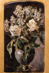 Vase mit weißen Rosen und Maiglöckchen