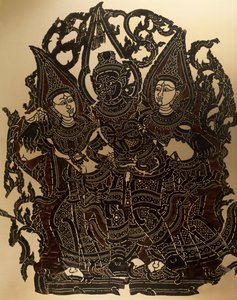 Szene aus dem Nang Yai Schattenspieltheater, das Dasakantha und seine Frauen darstellt, geschnitztes Lederpanel, Thailand, thailändische Zivilisation von Thai School