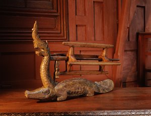 Garnwickler in Form eines Alligators mit dem Kopf einer Naga