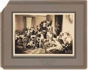 Fotodruck von Trauerblumenarrangements für Samuel M. Jackson Jr., September 1928