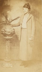 Fotopostkarte einer Frau, 1918-1930 von The Rex Photo Studio