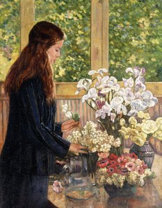 Junges Mädchen mit Vasen voller Blumen