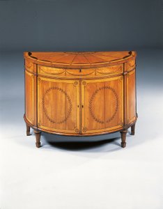 George III Marketerie Halbmond-Kommode, ca. 1760-79 von Thomas (attr.to) Chippendale