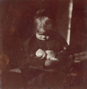Betty Reynolds mit Puppe auf dem Schoß, ca. 1885 von Thomas Eakins