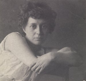[Katherine Cook im klassischen Kostüm]