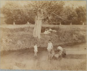 [Drei Kinder und ein Hund spielen im Bach, 4. Juli 1883], 1883