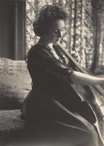 [Frau spielt Cello], 1880er Jahre