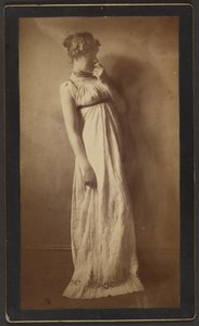 Frau in klassischem Kostüm