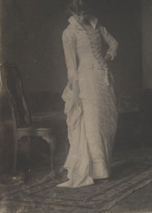 [Frau im weißen Spitzenkleid im Studio von Thomas Eakins], 1880er Jahre