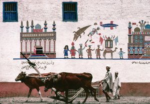 Gemaltes Wandbild auf einer Stuckwand eines Bauernhauses in Luxor erinnert an die frühen Jahre des Bauern von Thomas J. Abercrombie