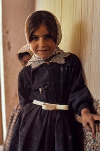Junge iranische Mädchen im Kleid und Schal von Thomas J. Abercrombie