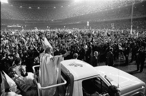 Papst Johannes Paul II. erster Besuch in den USA im Yankee Stadium von Thomas J. O