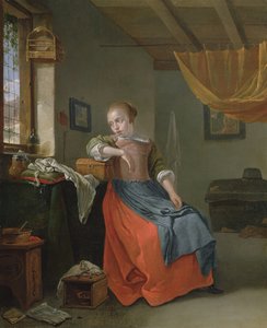 Eine sitzende Frau in einem Interieur, die aus dem Fenster schaut