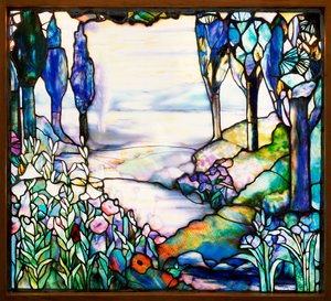 Landschaftsfenster mit einem Fluss, der von einem fernen Gebirge bei Dämmerung mäandert, mit Zypressen, Lilien, Mohnblumen und Schwertlilien, ca. 1915 (Blei- und Buntglas)