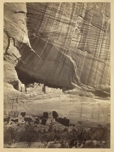 Antike Ruinen im Cañon de Chelle, N.M. In einer Nische 50 Fuß über dem heutigen Cañon-Bett. von Timothy O