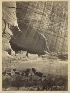 Antike Ruinen im Canyon de Chelly, N.M., in einer Nische 50 Fuß über dem heutigen Canyon-Bett, 1873