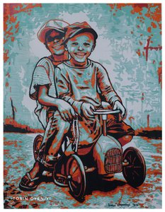 Lächelnde Jungen auf Spielzeugauto