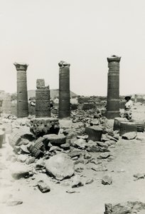 Säulen und Ruinen des Tempels im Großen Gehege, Musawwarat es Sufra, Sudan, Fotografie von Ugo Monneret de Villard von Ugo Monneret de Villard