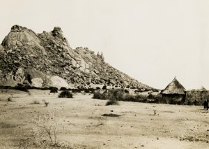 Hütten in der Nähe von Gebel Sagadi, Sudan, Fotografie von Ugo Monneret de Villard, ca. 1930