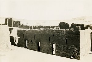 Unterkunft in der unteren Terrasse des Klosters St. Simeon, Assuan, Ägypten von Ugo Monneret de Villard