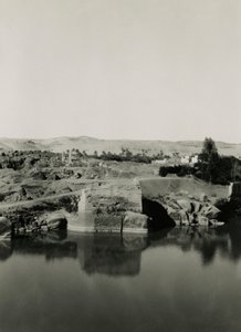 Tempelruinen auf der Insel Elephantine, mit Cleopatra-Bad im Vordergrund, Assuan, Ägypten von Ugo Monneret de Villard