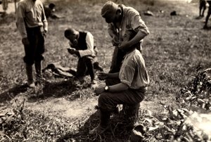 Österreichische Gefangene während des Ersten Weltkriegs in Bagnaria Arsa, Udine, Italien; im Vordergrund rasiert ein Soldat einen anderen Soldaten, 02.04.1916