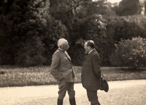 Louis Barthou spricht mit General Luigi Cadorna. Das Foto wurde im Mai 1916 während des Ersten Weltkriegs aufgenommen. von Ugo Ojetti