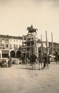 Das Reiterdenkmal „Gattamelata“ während der Restaurierung in Padua während des Ersten Weltkriegs