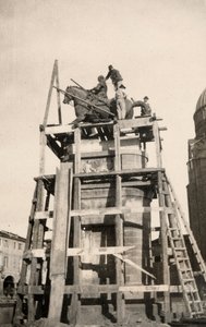 Das Reiterdenkmal „Gattamelata“ während der Restaurierung in Padua während des Ersten Weltkriegs