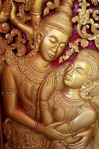 Wat Ong Teu buddhistischer Tempel. Türschnitzerei, die eine Szene aus dem Ramayana darstellt