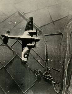 Ein Blenheim läuft auf sein Ziel zu, 1939-1940, 1941 von Unbekannt