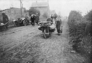 Ein britischer Soldat hilft einer Frau, in ihr Dorf zurückzukehren, Frankreich, 1918