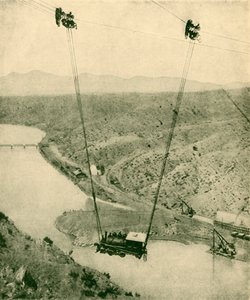 Eine Bauunternehmermaschine wird über eine Schlucht geschwenkt, Rio Grande River, New Mexico, 1930 von Unbekannt