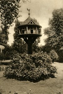 Ein Taubenschlag - im Garten der verwitweten Marquise von Bute, St. Johns Lodge, Regents Park, 1920 von Unbekannt