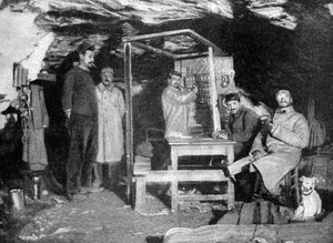 Ein französischer Telefonmast in einer Höhle, Frankreich, Erster Weltkrieg, 1915 von Unbekannt