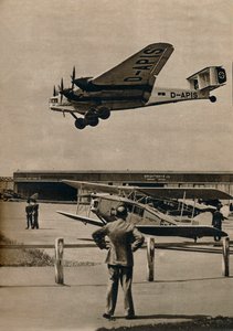 Ein deutscher Junkers-Flugzeug landet am Flughafen Croydon, ca. 1934-1937