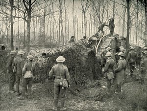 Ein Landship bringt unter Tarnung eine 5,9 deutsche Marinekanone herein, 1919