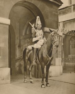 Eine lebende Statue in Whitehall: Der Wachposten der Lifeguards, ca. 1935 von Unbekannt