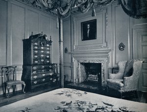 Eine Neuengland-Kommode mit Bombe-Basis in einem der Schlafzimmer des Palastes von Williamsburg