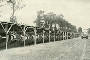 Ein Park britischer Panzer direkt hinter der Frontlinie, 1919 von Unbekannt