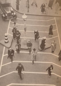 Eine Sicherheitsgasse gegenüber dem Charing Cross Bahnhof, um 1934, 1935 von Unbekannt