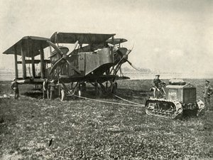 Ein kleiner Motortraktor bringt eine riesige R.A.F. Bombenmaschine in Position..., 1919