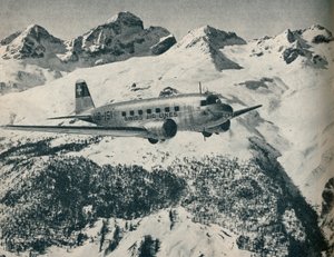 Ein Swissair-Flugzeug in der Nähe des Flugplatzes St. Moritz, Schweiz von Unbekannt