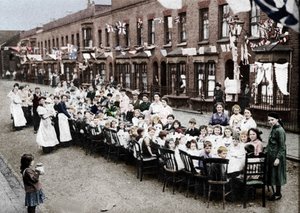 Eine Kinder-Teeparty in einer Straße im East End von London, um den Vertrag von Versailles zu feiern